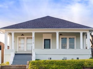 Restored 1930s Uptown Bungalow 2 Min. to Magnolia