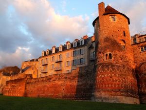 Logis LouisBlanc, Muraille Romaine, Lit Queen-Size, Centre Ville