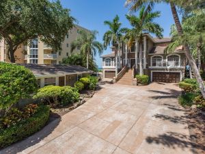 Coastal Dream Beach House 3 Bedroom Home by Redawning