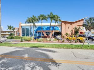 Hallandale Getaway with Pool Near to the Beach