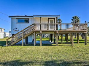 Open-Concept Cottage < 1 Mi to Beach!