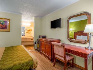 Rodeway Inn & Suites Fort Jackson