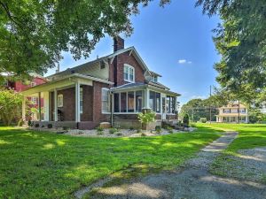 Glasgow Home w/ Porch: Close to Lake & Caves!