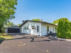 Charming Contemporary Family Home 3 Bedroom Home by RedAwning