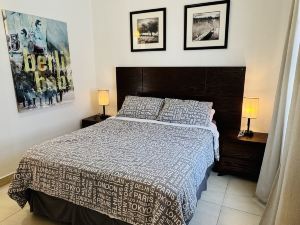 Private 1 Bedroom Guesthouse Walk to everything - Roof Top Patio