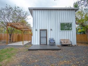 Guest House with Loft Near Downtown