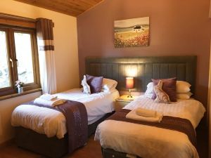 Silver Birch Lodge with Hot Tub Near Cupar, Fife