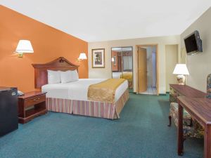 Days Inn & Suites by Wyndham Red Rock-Gallup