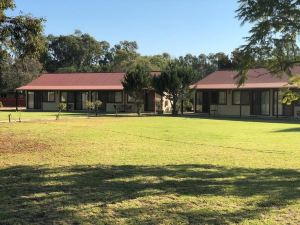 Outback Quarters Motel Hay and Restaurant