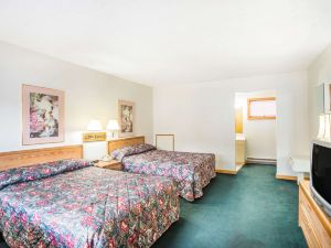 Travelodge by Wyndham Lake George NY