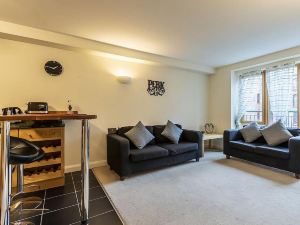 2 Bedroom Apartment in Superb Location