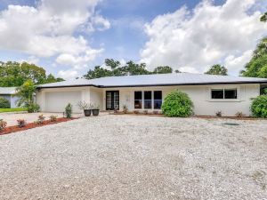 Vero Beach Vacation Rental Pool and Putting Green!