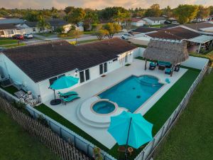 Maggie Home in Kendall - Pool and Tiki Bar