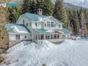 The Coho Lodge & the Chinook Lodge at Government Camp