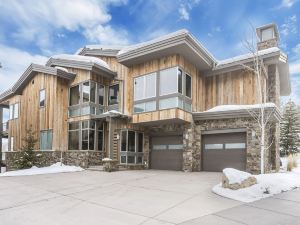 Stunning 6-Bedroom Chalet in Heart of Park City Home