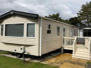 Luxury 2 Bedroom Holiday Home on Beachside Park