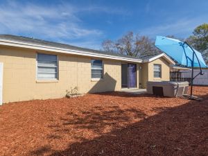 Sleeps 6 Hot Tub Newly Remodeled Fenced Yard