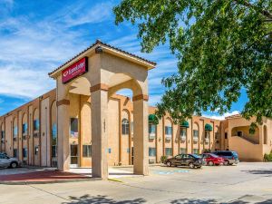 Econo Lodge Inn & Suites Albuquerque East I-40 Eubank Exit