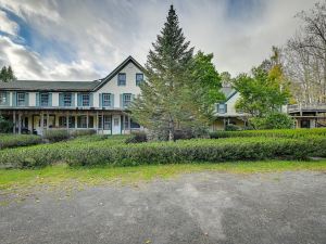 Lanesville Home w/ Pool Table, Bar & Deck!