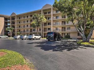 Jupiter Condo w/ Pool Access, Walk to Beach!