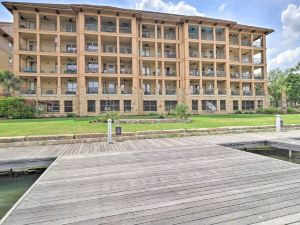 Lake LBJ Condo w/ Balcony & Shared Boat Docks