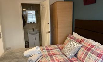 Room in Guest Room - Apple House Wembley