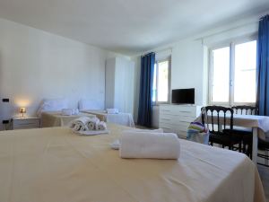 Bed & Parking Cecina Rooms