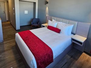 Ramada by Wyndham West Edmonton Hotel & Suites