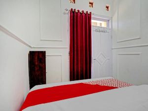 RedDoorz Syariah at Aura Homestay