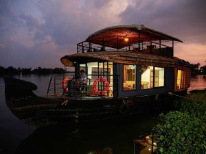 Premium Houseboat