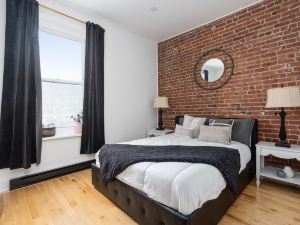 Downtown Luxe - Parking, Metro, King Bed, Sleeps 6