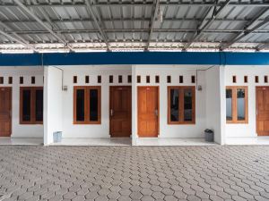 RedDoorz Syariah Plus near Jatiwarna Toll Gate