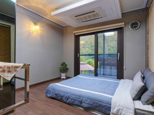 Hongcheon River Caravan Glamping Pension