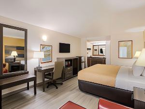 Quality Inn & Suites Near Lake Oconee