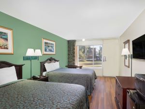 Travelodge by Wyndham Fort Myers North