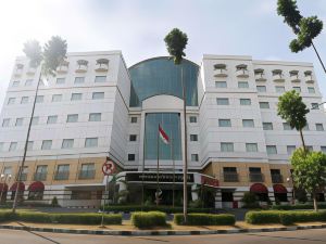 Surabaya Suites Hotel Powered by Archipelago