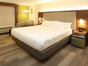 Holiday Inn Express & Suites Newport News