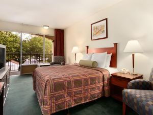 Travelodge by Wyndham Waukegan Gurnee