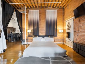 Downtown Detroit Loft - Fully Equipped & Absolutely Gorgeous Theme by RedAwning