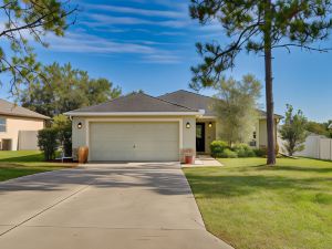 Charming Leesburg Getaway w/ Screened Porch!