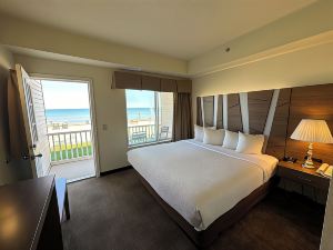 Mackinaw Beach and Bay Inn & Suites