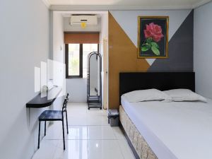 Dea Homestay Syariah Mitra RedDoorz at Kertomenanggal Surabaya