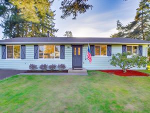 Charming Arlington Home w/ Hot Tub & Fenced Yard!