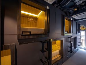 Cube Boutique Capsule Hotel @ Smith Street