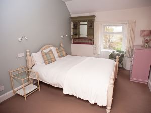 Bees Townhouse- Cupar