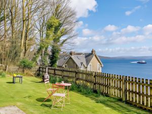 Outstanding, Georgian Flat Overlooking the Bay