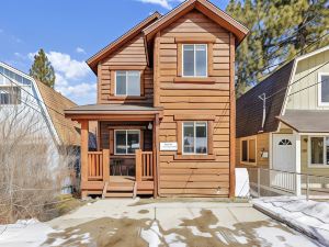 2414-Knotty Pines Log Cabin Cabin