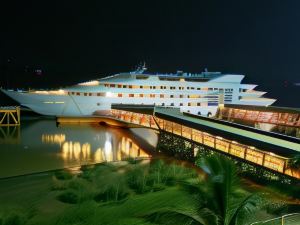 Vintage Luxury Yacht Hotel