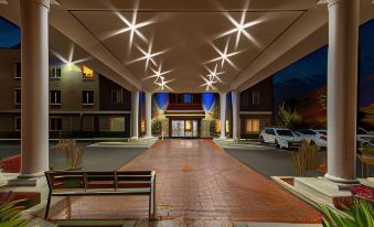 Holiday Inn Express & Suites Roseville - Galleria Area