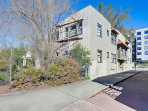 North Oakland Apartment Near Shopping & Dining